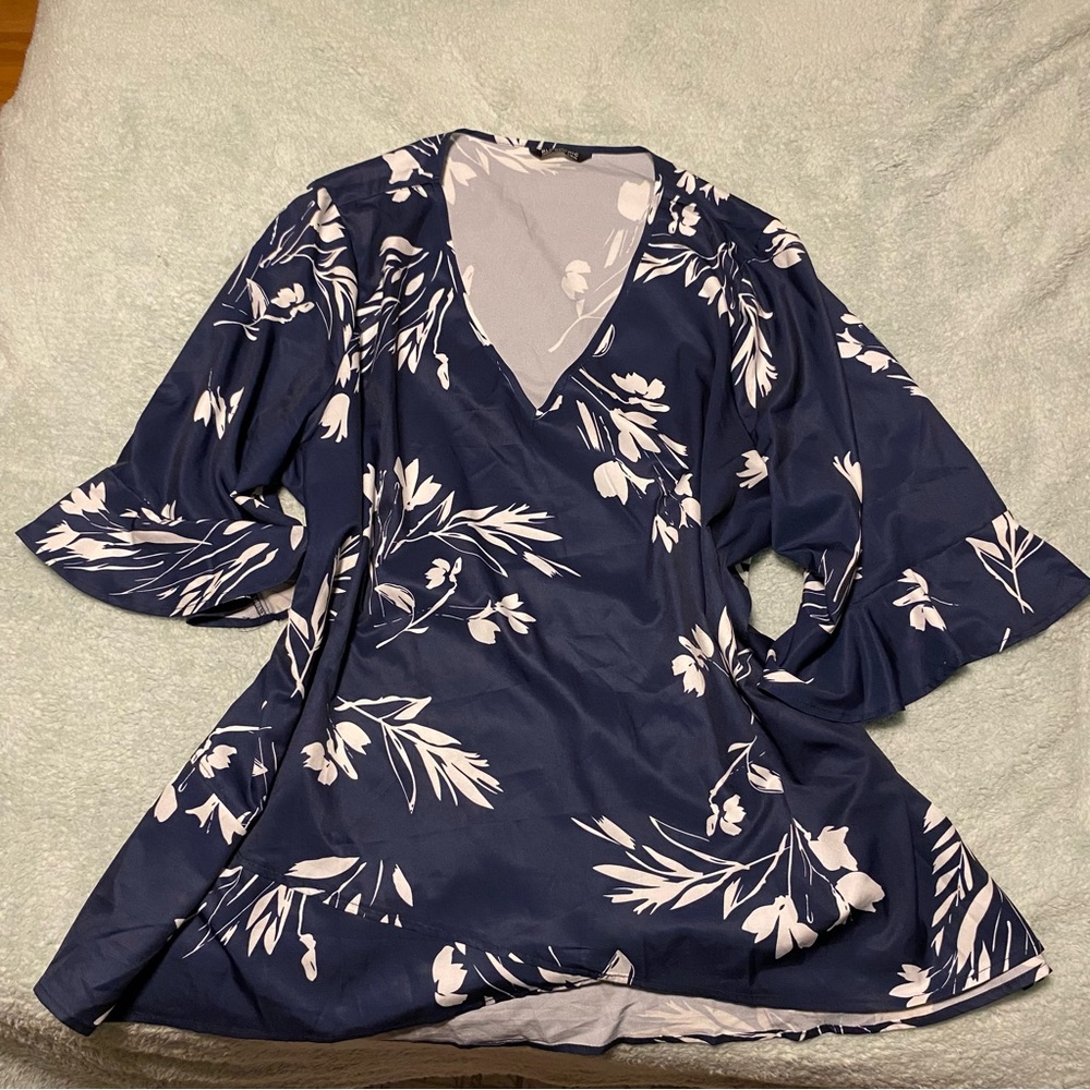 BloomChic Floral Blue and White Blouse with Arm Detail Size 22-24 - Picture 2 of 10
